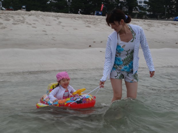 赤ちゃん 海水浴 いつから 注意 必需品